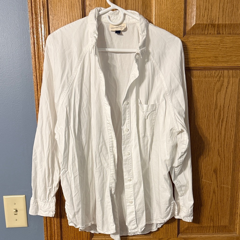 Universal Thread Classic White Button-Up Shirt